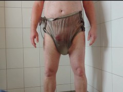 Inkontinenz-Test von Nylonjunge 3 ** Gummihose **