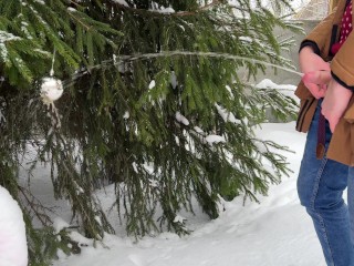 Winter Buiten Pissen Bij De Kerstboom. Gele Sneeuw. Uitkleden Op Kou. UHD 4K 60fps