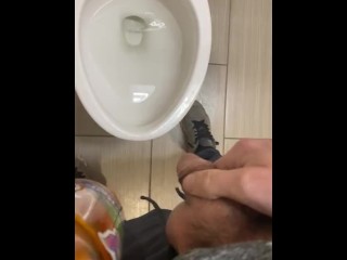 Courir Public Prenant Une Pisse Dans Les Toilettes Publiques Vessie Timide Désespérée Mouillant Se Tortille