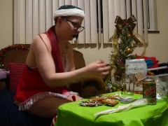 Video Caitlyn Eats Gingerbread Cookies with Fruitquake