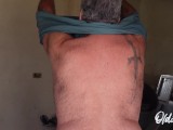 O velho trabalhador da construção quer provocar para aqueles que amam costas grandes e peludas - Pai tatuado fetiche estranho
