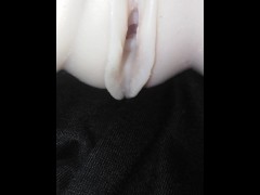 Ella está jugando a la computadora y yo estoy con su coño - muñeca sexual