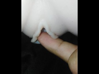 Ella está jugando a la computadora y yo estoy con su coño - muñeca sexual