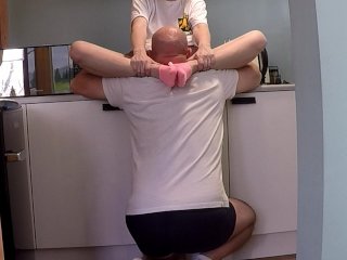 Przyrodnia siostra dostaje ładunek spermy prosto w swoją ciasną cipkę (PED SOCKS)