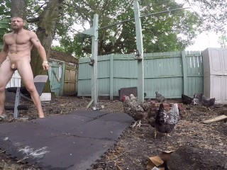 Моя голая тренировка на свежем воздухе с моими цыплятами