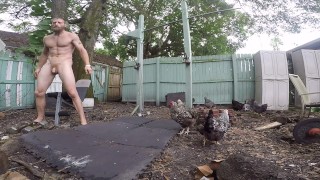 Meu treino ao ar livre nu com minhas galinhas