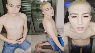 汚れた足とジーンズのショートパンツを持つFemboyはフレッシュライトをファックし、ONLYFANSでフル絶頂