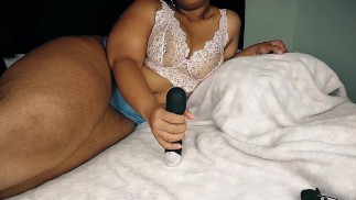 Сексуальная возбужденная милфа чувствует себя так, как будто играет после принятия ванны