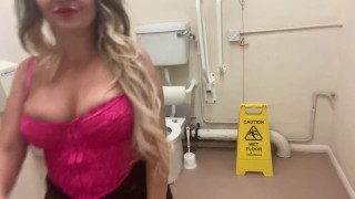 Mijando em banheiros públicos e me filmando POV