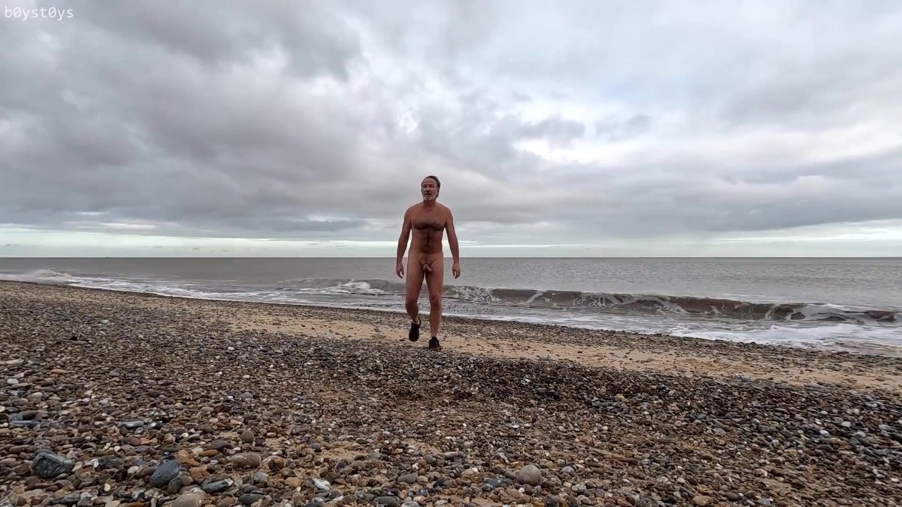 Naturista nudo nella natura. Passeggiata invernale sulla spiaggia.