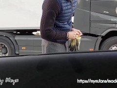 Francaise offre du sexe gratuit à des routiers sur l'autoroute. Et elle avale - réel amateur