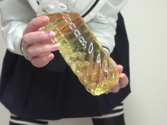 【変態少女】「これ飲んで…♡」 制服美少女がペットボトルにおしっこするも上手くできず床がびちゃびちゃに…【大量放尿】 - Screenshot 15 of 16 - Pee