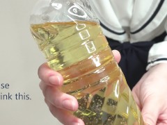 【変態少女】「これ飲んで…♡」 制服美少女がペットボトルにおしっこするも上手くできず床がびちゃびちゃに…【大量放尿】 - Screenshot 16 of 16 - Japanese Schoolgirl