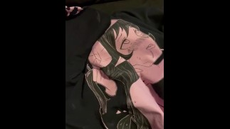 Пылесос глотает и проглатывает сексуальную рубашку моей лучшей подруги Сьерры. Она позволяет мне трахнуть его тоже 🤤.