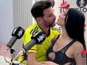 EloPodcast Mostrándole El Culo En Una Entrevista Cachonda Con ...
