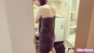 escabullirme a mi novia justo después de tomar la ducha - Pareja japonesa / amateur / upskirt / desnuda