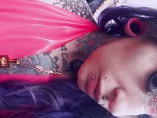 Sissy Lavage De Cerveau AMSR Chuchotement Latex Femdom Arc-en-ciel Cheveux Tatoué Mistress Suicide Girl Slave Dominati