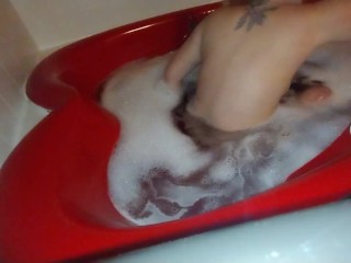 Puta Sucia Toma un Baño De Burbujas En Una Bañera En Forma De Corazón y Juega Con Los Pies 🛀😘💦