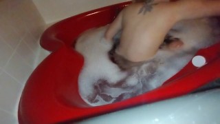 汚い小さなふしだらな女は、ハート型の浴槽で泡風呂を取り、足🛀😘💦で遊ぶ