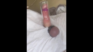 Ça a l’air douloureux. Tube en verre dans la bite pendant que Cock dans un tube de verre