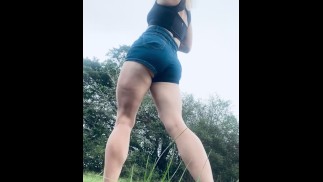 Больше стриптизинга и покачивания для непослушной милфы