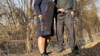 PAWG мачеха в колготках помогает пасынку пописать на озеро