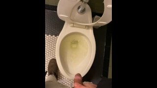 Marcher dans les toilettes publiques pisse pipi timide vessie gémissant parlant pantalon en sueur désespéré