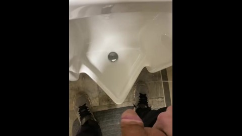 In het ziekenhuis plassen in een volledig openbaar toilet zweetbroek urinoir luid kreunen
