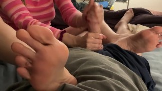 Красивые ноги крупным планом футфетиш в белом цвете поверх гольфов