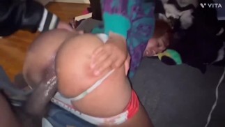 他在我紧绷湿漉漉多汁的屁股上，现在我不能走路圣诞快乐