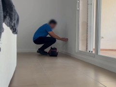 Video I call the young electrician to eat her and fuck him by surprise without him knowing