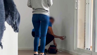 Ich rufe den jungen Elektriker, um sie zu essen und ihn zu überraschen, ohne dass er es weiß