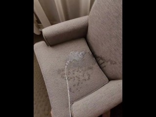 Pisse De Désespoir Massive Trempage Chaise D’hôtel!!