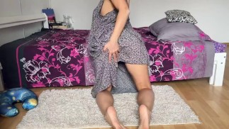 Sommerkleid Fantasie: Doggystyle im Höschen mit einem Dildo