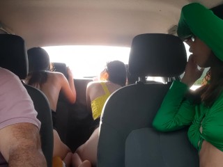El Conductor De Uber Se Pone Cachondo Cuando Ve a Mis Amigos Sin Ropa Masturbándose