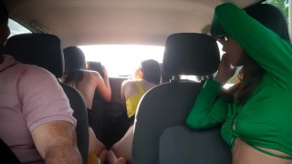 El conductor de uber se pone cachondo cuando ve a mis amigos sin ropa masturbándose