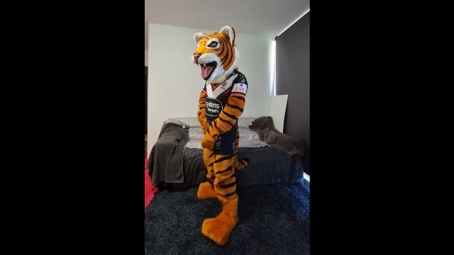 640px x 360px - Tiger Mascot - Teasing then Wank - Pornhub.com