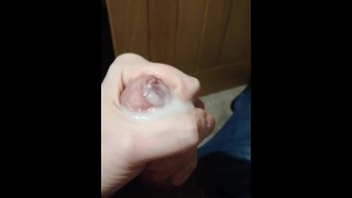 Sperma explosie uit een enorme witte lul