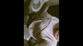 Aprovecho que no hay nadie en el baño