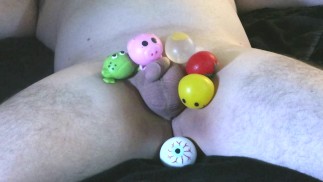 Гетеросексуал проигрывает пари! Сплатболы, брошенные в крошечный член и яйца! Замедленная съемка! ЛОЛ