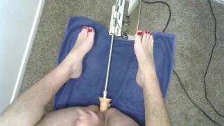 Машинный трах, сперма, накрашенные пальцы ног