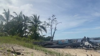 ビーチで露出症をからかう