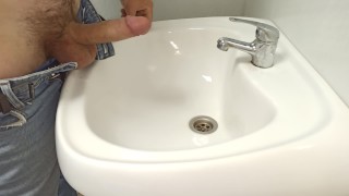 meada y masturbada en el lavabo en un baño público