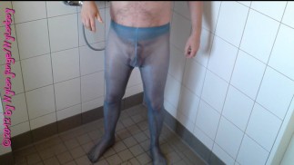 Pissen in blauer Feinstrumpfhose