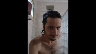 Nice男はシャワーを浴びて3頭と脇の下を洗い、自分のお尻を指で触れます。ALMOST CAUGHT