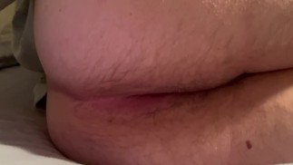 Molliger Junge drückt hart, um massiven Furz aus seinem rosa Arschloch herauszulassen