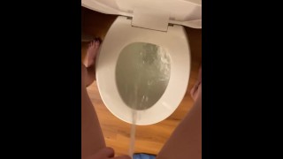 Garota faz uma bagunça enorme mijando no banheiro em pé
