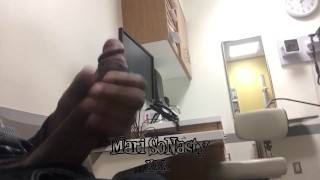 Le bureau du médecin se masturbe devant une infirmière au gros cul
