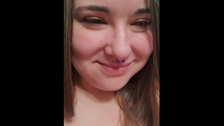 Красавица ждет на своем животе потирает!