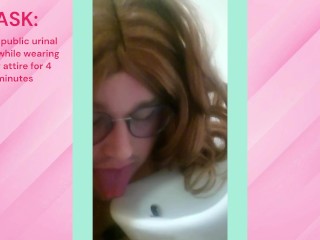Dare: Sissy Trans Licks Urinal Público Por 4 Minutos
